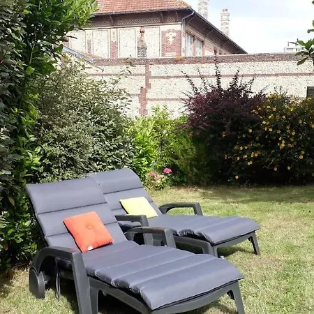 Holiday home Maison Avec Grand Jardin Et Terrasse Dans Quartier De La Benedictine *